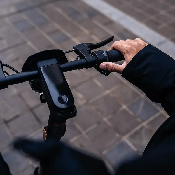 NIU - KQi3 Pro Foldable Electric Kick Scooter w/ 31 mi Max Operating Range & 20 mph Max Speed - Black - Image 3